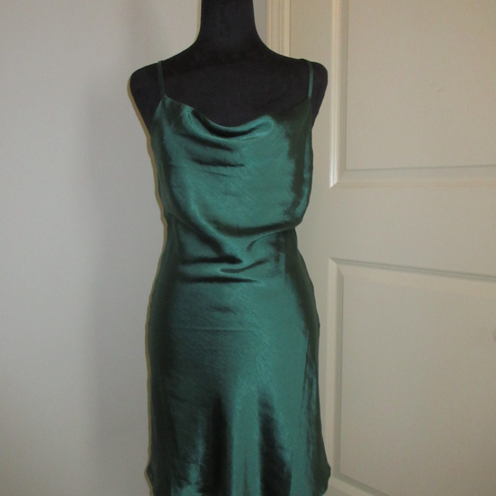 Anna Grace Green Mini Dress with Sleek Design